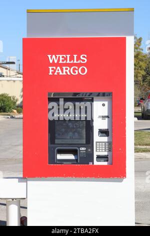 San Antonio, Stati Uniti. 5 dicembre 2023. Veduta di un bancomat Wells Fargo vicino a Valley Hi Drive a San Antonio, Texas, USA, il 5 dicembre 2023. Wells Fargo serve oltre 70 milioni di clienti in tutto il mondo poiché opera in 35 paesi. (Foto di Carlos Kosienski/Sipa USA) credito: SIPA USA/Alamy Live News Foto Stock