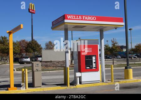 San Antonio, Stati Uniti. 5 dicembre 2023. Veduta di un bancomat Wells Fargo vicino a Valley Hi Drive a San Antonio, Texas, USA, il 5 dicembre 2023. Wells Fargo serve oltre 70 milioni di clienti in tutto il mondo poiché opera in 35 paesi. (Foto di Carlos Kosienski/Sipa USA) credito: SIPA USA/Alamy Live News Foto Stock