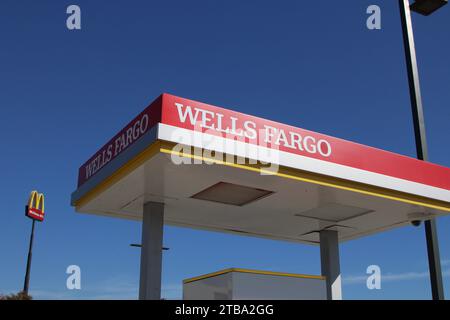 San Antonio, Stati Uniti. 5 dicembre 2023. Veduta di un bancomat Wells Fargo vicino a Valley Hi Drive a San Antonio, Texas, USA, il 5 dicembre 2023. Wells Fargo serve oltre 70 milioni di clienti in tutto il mondo poiché opera in 35 paesi. (Foto di Carlos Kosienski/Sipa USA) credito: SIPA USA/Alamy Live News Foto Stock