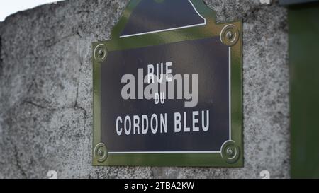 Un finto cartello di strada francese di rue cordon bleu !, espressione francese voila Street a Parigi Francia, strada con nomi francesi di cibo divertente. Foto Stock