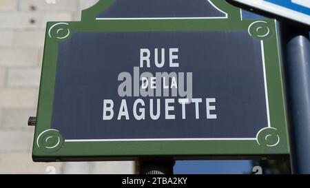 Un finto cartello francese di rue baguette !, espressione francese voila Street a Parigi in Francia, strada con nomi francesi di cibo divertente. Foto Stock