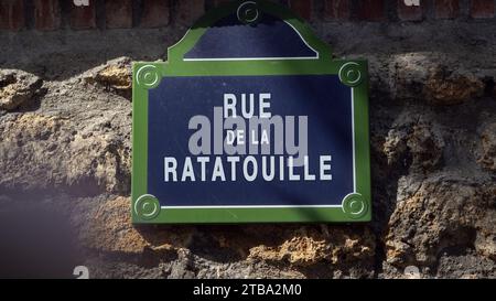 Un finto cartello di strada francese di rue ratatouille !, espressione francese voila Street a Parigi Francia, strada con nomi francesi di cibo divertente. Foto Stock