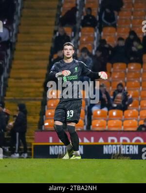 BRADFORD, REGNO UNITO. 5 dicembre 2023. EFL TROPHY: Bradford City AFC contro Liverpool FC Under 21’s.. Fabian Mrozek del Liverpool FC si scalda per il secondo tempo di credito Paul B Whitehurst/Alamy Live News Foto Stock