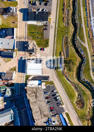 Foto aerea di Cross Plains, Wisconsin, USA in una fresca giornata autunnale. Questa fotografia è stata manipolata per conferirle un aspetto "piegato". Foto Stock
