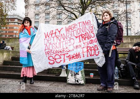 Londra, Inghilterra, Regno Unito. 5 dicembre 2023. Londra, Regno Unito, 5 dicembre 2023. Anita Downs (a sinistra) e altri transattivisti si riuniscono a Marble Arch per manifestare sotto gli uffici di Practice Plus Group, il più grande fornitore privato di servizi NHS in Inghilterra. Protestano contro il rifiuto del GP dell'isola di Wight di prescrivere l'attivista trans Sarah Jane Baker il suo estrogeno, in questo modo ''forzatamente de-Transition her''' e causando terribili disagi fisici e mentali. (Immagine di credito: © Sabrina Merolla/ZUMA Press Wire) SOLO USO EDITORIALE! Non per USO commerciale! Foto Stock