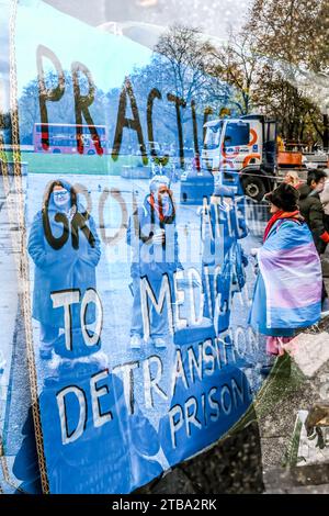 Londra, Inghilterra, Regno Unito. 5 dicembre 2023. Londra, Regno Unito, 5 dicembre 2023. Gli attivisti si riuniscono a Marble Arch per manifestare sotto gli uffici di Practice Plus Group, il più grande fornitore privato di servizi NHS in Inghilterra. Protestano contro il rifiuto del GP dell'isola di Wight di prescrivere l'attivista trans Sarah Jane Baker il suo estrogeno, in questo modo ''forzatamente de-Transition her''' e causando terribili disagi fisici e mentali. (Immagine di credito: © Sabrina Merolla/ZUMA Press Wire) SOLO USO EDITORIALE! Non per USO commerciale! Foto Stock