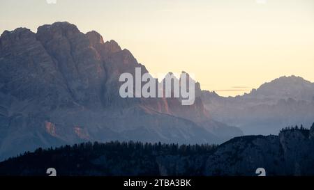 Cime rocciose che catturano la prima luce arancione durante l'alba, scatti ravvicinati, Dolomiti, Italia Foto Stock