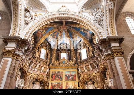 Valencia, Spagna - 25 settembre 2023: La Cattedrale dell'assunzione (Cattedrale di Santa Maria) è una chiesa parrocchiale cattolica. Archi interni medievali Foto Stock