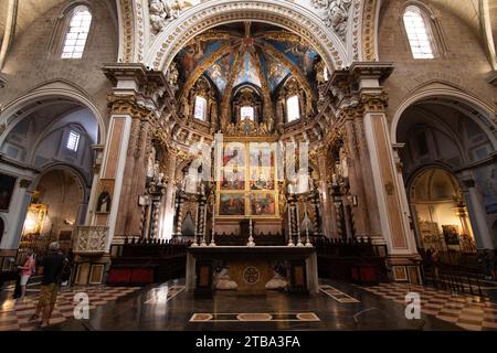 Valencia, Spagna - 25 settembre 2023: La Cattedrale dell'assunzione (Cattedrale di Santa Maria) è una chiesa parrocchiale cattolica. Archi interni medievali Foto Stock