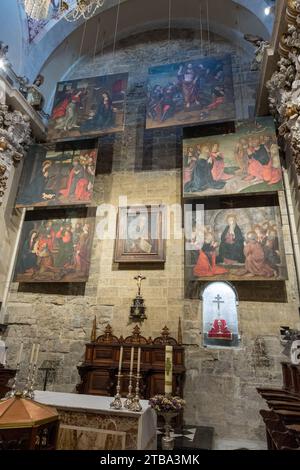 Valencia, Spagna - 25 settembre 2023: La Cattedrale dell'assunzione (Cattedrale di Santa Maria) è una chiesa parrocchiale cattolica. Archi interni medievali Foto Stock