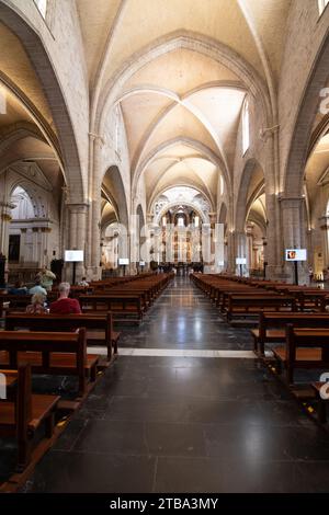 Valencia, Spagna - 25 settembre 2023: La Cattedrale dell'assunzione (Cattedrale di Santa Maria) è una chiesa parrocchiale cattolica. Archi interni medievali Foto Stock