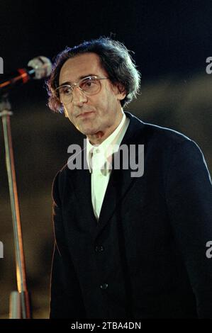 Napoli Italia 1997-09-01 : il cantante Franco Battiato durante il Festivalbar 1997 in Piazza del Plebiscito Foto Stock