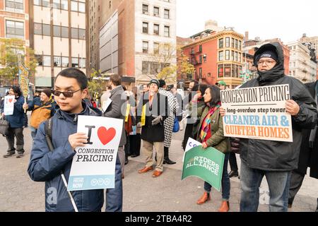 Atmosfera durante il rally di prezzi congestion su Union Square a New York il 5 dicembre 2023 Foto Stock