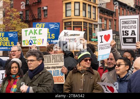 Atmosfera durante il rally di prezzi congestion su Union Square a New York il 5 dicembre 2023 Foto Stock