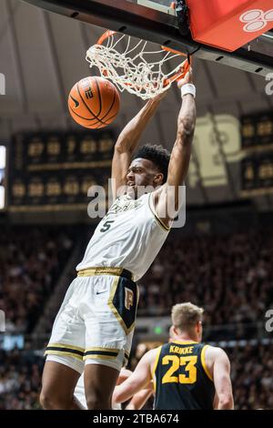 West Lafayette, Indiana, USA. 4 dicembre 2023. MYLES COLVIN dunks durante la partita di basket NCAA tra gli Iowa Hawkeyes e i Purdue Boilermakers, lunedì 4 dicembre 2023, alla Mackey Arena di West Lafayette, Ind. (Immagine di credito: © Dave Wegiel/ZUMA Press Wire) SOLO USO EDITORIALE! Non per USO commerciale! Foto Stock