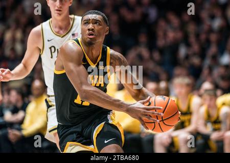 West Lafayette, Indiana, USA. 4 dicembre 2023. TONY PERKINS, dell'Iowa, guida verso il basket durante la partita di basket NCAA tra gli Iowa Hawkeyes e i Purdue Boilermakers, lunedì 4 dicembre 2023, alla Mackey Arena di West Lafayette, Ind. (Immagine di credito: © Dave Wegiel/ZUMA Press Wire) SOLO USO EDITORIALE! Non per USO commerciale! Foto Stock