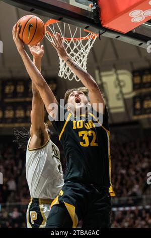 West Lafayette, Indiana, USA. 4 dicembre 2023. OWEN FREEMAN segna durante la partita di basket NCAA tra gli Iowa Hawkeyes e i Purdue Boilermakers, lunedì 4 dicembre 2023, alla Mackey Arena di West Lafayette, Ind. (Immagine di credito: © Dave Wegiel/ZUMA Press Wire) SOLO USO EDITORIALE! Non per USO commerciale! Foto Stock