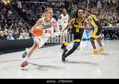 West Lafayette, Indiana, USA. 4 dicembre 2023. Braden Smith guida verso il basket durante la partita di basket NCAA tra gli Iowa Hawkeyes e i Purdue Boilermakers, lunedì 4 dicembre 2023, alla Mackey Arena di West Lafayette, Ind. (Immagine di credito: © Dave Wegiel/ZUMA Press Wire) SOLO USO EDITORIALE! Non per USO commerciale! Foto Stock