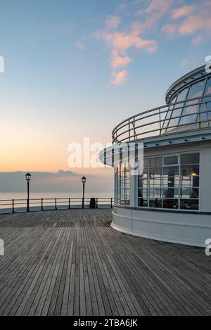 L'estremità meridionale del molo di Worthing al crepuscolo sulla costa meridionale dell'Inghilterra, West Sussex, Regno Unito. Foto Stock