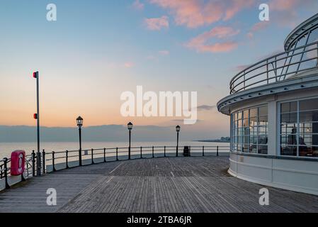 L'estremità meridionale del molo di Worthing al crepuscolo sulla costa meridionale dell'Inghilterra, West Sussex, Regno Unito. Foto Stock