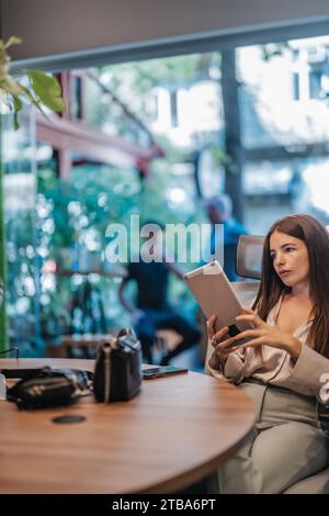 Imprenditrice femminile che si occupa di strategie nel Modern Downtown Office per una crescita aziendale di successo Foto Stock