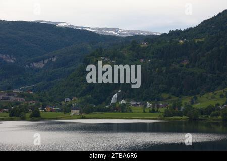 Ammira il lago Movatnet e la cascata Steinsdalsfossen sotto le ripide montagne vicino a Norheimsund in Norvegia. Foto Stock