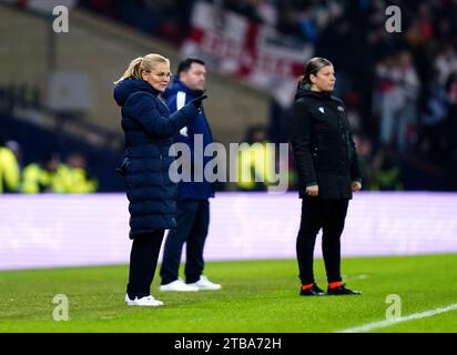 L'allenatore dell'Inghilterra Sarina Wiegman (a sinistra) gestisce la linea di contatto durante la partita del gruppo A1 della UEFA Women's Nations League a Hampden Park, Glasgow. Data immagine: Martedì 5 dicembre 2023. Foto Stock