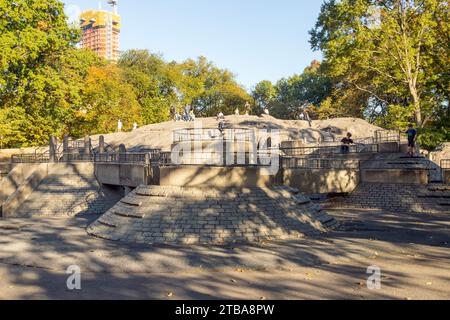 Umpire Rock and the Hecksher Playground, Central Park in autunno, New York City, Stati Uniti d'America. Foto Stock