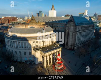 Foto aerea di Babbo Natale gigante all'esterno della Central Library, Manchester 4 Foto Stock