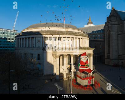 Foto aerea di Babbo Natale gigante all'esterno della Central Library, Manchester 1 Foto Stock