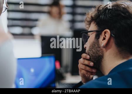 Strategie di team diversificate per l'espansione e la sostenibilità aziendale, discutendo di crescita e innovazione in un ambiente di ufficio moderno. Foto Stock