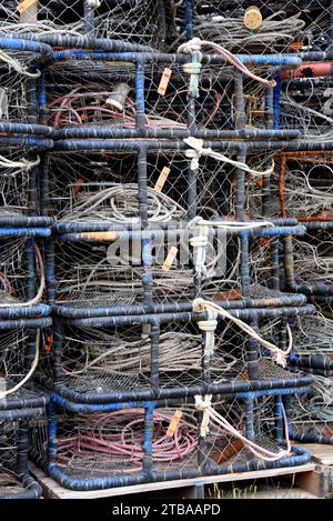 I vasi di aragosta sono impilati e legati, pronti all'uso quando necessario. Le corde sono ferite e sedute in ogni vaso. Foto Stock