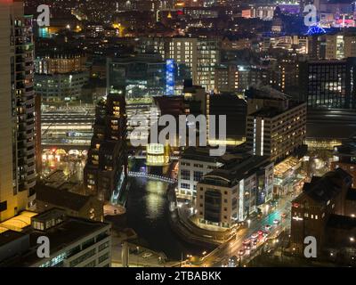 Ripresa aerea notturna del centro di Leeds, West Yorkshire, Regno Unito Foto Stock