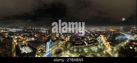 Ripresa aerea notturna del centro di Leeds, West Yorkshire, Regno Unito Foto Stock