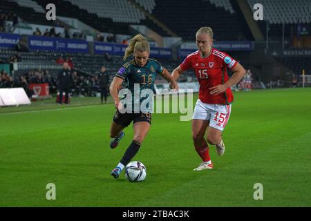 Swansea, Galles. REGNO UNITO. 5 dicembre 2023. Linda Dallmann (#16) ed Elise Hughes (#15) durante il pareggio del Galles con la Germania a Swansea. 5 dicembre 2023, Credit Alamy Lve News / Penallta Photographics Credit: Penallta Photographics/Alamy Live News Foto Stock