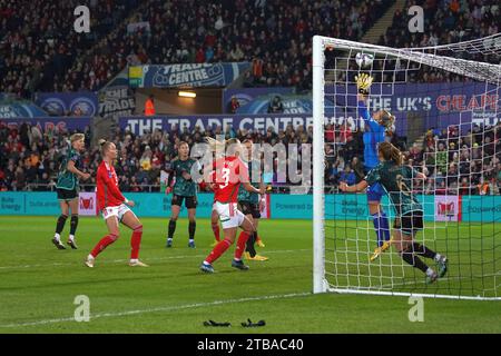 Swansea, Galles. REGNO UNITO. 5 dicembre 2023. Il portiere Merle Frohms salva un tiro durante il pareggio del Galles con la Germania a Swansea, 5 dicembre 2023. Crediti Alamy Lve News / Penallta Photographics Credit: Penallta Photographics/Alamy Live News Foto Stock