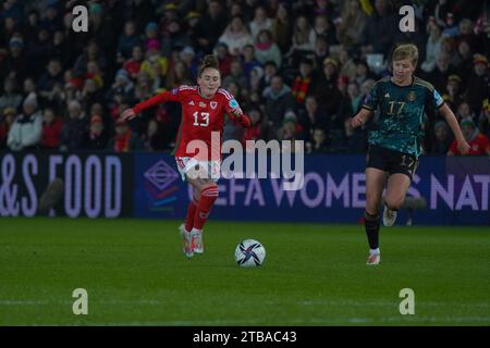 Swansea, Galles. REGNO UNITO. 5 dicembre 2023. Rachel Rowe (#13) e Paulina Krumbiegel (#17) durante il pareggio del Galles con la Germania a Swansea, 5 dicembre 2023. Crediti Alamy Lve News / Penallta Photographics Credit: Penallta Photographics/Alamy Live News Foto Stock