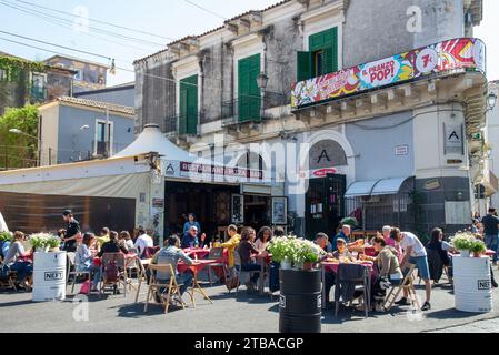 Terrazza con turisti nel centro storico di Catania, Sicilia, Italia Foto Stock