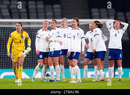 I giocatori inglesi reagiscono alla fine della partita UEFA Women's Nations League Group A1 a Hampden Park, Glasgow, dopo non essere riusciti ad avanzare alle finali della Nations League e ad assicurarsi la qualificazione olimpica di Parigi 2024 a seguito del risultato della partita della Nations League tra Paesi Bassi e Belgio. Data immagine: Martedì 5 dicembre 2023. Foto Stock