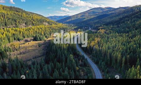 L'autostrada 508, Yaak River Road, si snoda attraverso la Yaak Valley in autunno. Contea di Lincoln, Montana nordoccidentale. Foto Stock