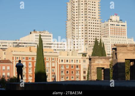 Guardia di sicurezza in piedi presso il Tempio di Debob, Parque De la Montaña, Madrid, Spagna Foto Stock