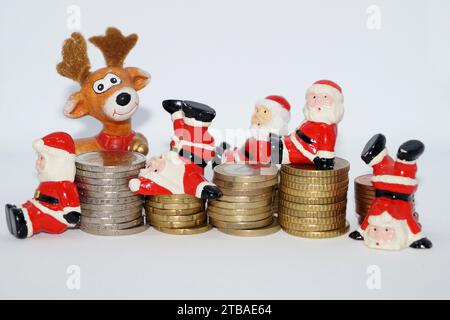 Clausole di Babbo Natale, pile di alci e monete, immagine del simbolo per il bonus di fine anno Foto Stock