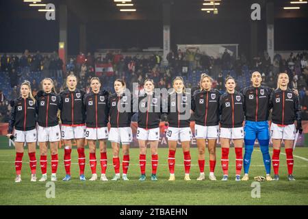 St Polten, Austria. 5 dicembre 2023. Formazione iniziale delle squadre nazionali femminili davanti alla partita di calcio Austria - Norvegia UEFA Women's Nations League 2023/2024 nella Niederoesterreich-/NV-Arena di St. Poelten. Credito: Andreas Stroh/Alamy Live News Foto Stock