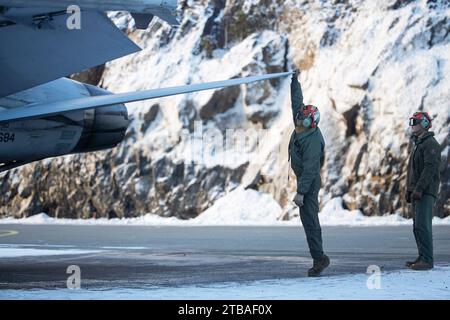 20 novembre 2023 - base aerea di Tampere-Pirkkala, Finlandia - U.S. Marine Corps Corp. Con Hayden Cook e il Sgt. Austin Cook, tecnici di ordigni aerei con Marine All Weather Fighter Attack Squadron (VMFA(AW)) 224 conduce controlli pre-volo su F/A-18C Hornets durante le operazioni di volo in preparazione per esercitazione Freezing Winds 23 presso Tampere-Pirkkala Air base, Finlandia, 20 novembre 2023. L'FW23 è un'esercitazione marittima a guida finlandese a cui partecipano i Marines degli Stati Uniti assegnati alla Marine Rotational Force-Europe e le U.S. Navy Forces Europe. L'esercitazione serve come sede per aumentare la preparazione della Marina finlandese AN Foto Stock