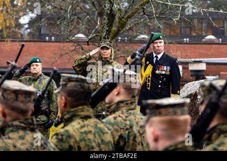 Dragsvik, Finlandia. 6 novembre 2023. U.S. Marine Corps tenente colonnello Emmaline Hill (a sinistra), ufficiale comandante del Combat Logistics Battalion 6, Combat Logistics Regiment 2, 2nd Marine Logistics Group e Nylands Brigade Kommend Jyri Kopare, salutare Marines e soldati finlandesi mentre marciano davanti durante la Swedish Heritage Parade a Dragsvik, Finlandia, 5 novembre 2023. I Marines sono in Finlandia per partecipare a Exercise Freezing Winds 23, un'esercitazione marittima annuale condotta dalla Finlandia a cui partecipano i Marines e i marinai degli Stati Uniti della Marine Rotational Force Europe e delle forze della Marina degli Stati Uniti d'America, l'e Foto Stock