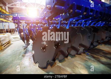 Coltivatore a dischi agricolo moderno in fabbrica. Foto Stock