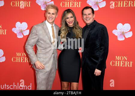 Lukas Sauer, Yasmina filali und Malte Arkona beim Mon Cheri Barbara Tag 2023 zu Gunsten der MaLisa Stiftung in der Isarpost. München, 04.12.2023 Foto Stock