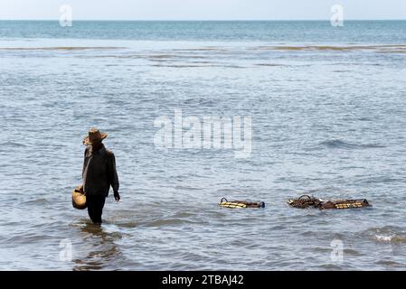 Sagoma di pescatore in mare a KEP, Cambogia Foto Stock