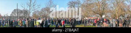 Raduno pro-Palestina per il completo cessate il fuoco ora marciano attraverso il di Newham e Redbridge, Londra Foto Stock