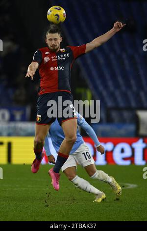 Roma, Italia. 5 dicembre 2023. Radu Dragusin di Genova C.F.C. durante il round del 16 della Coppa Italia Frecciarossa tra S.S. Lazio - Genova C.F.C., 5 dicembre 2023 allo Stadio Olimpico di Roma. Credito: Agenzia fotografica indipendente/Alamy Live News Foto Stock